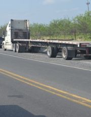 Foto descriptiva de: Enorme pipa se desprende de tráiler en curva y termina dentro del monte en Bulevar Colosio