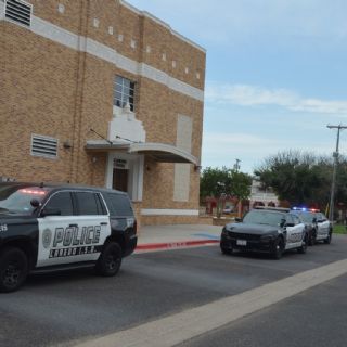 Amenaza de ataque masivo obliga a cerrar complejo escolar en Laredo; policías resguardan la zona