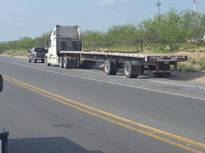 Enorme pipa se desprende de tráiler en curva y termina dentro del monte en Bulevar Colosio
