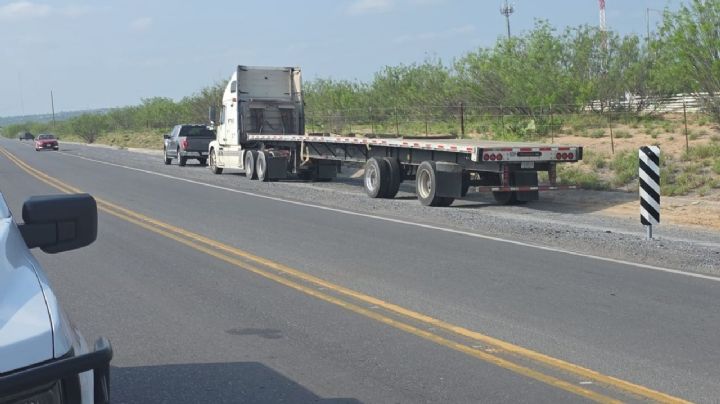 Enorme pipa se desprende de tráiler en curva y termina dentro del monte en Bulevar Colosio