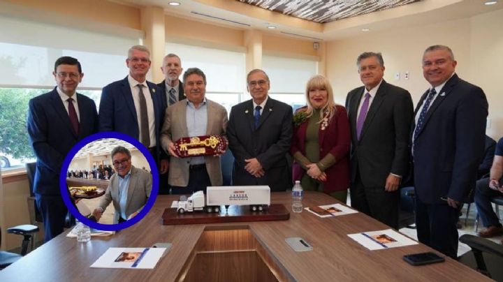 Carlos Fernández Martínez recibe las Llaves de la Ciudad de Laredo; reconocen su liderazgo