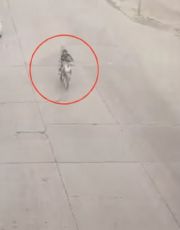 Foto descriptiva de: Motociclista muere decapitado por una soga que vecinos colocaron en la calle; su hijo viajaba con él