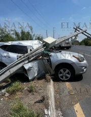 Foto descriptiva de: Israel pierde el control de su camioneta en la Carretera Antigua y un poste de la CFE le cae encima