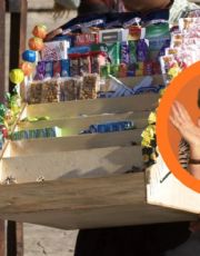 Foto descriptiva de: Exintegrante de 'En familia con Chabelo' es captado vendiendo dulces en el tianguis para subsistir