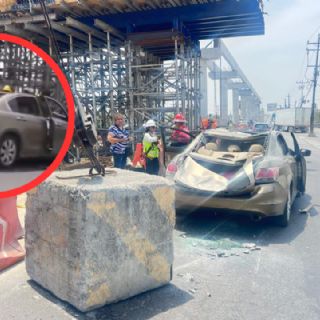 Cae estructura del Metro en Apodaca sobre vehículo; conductor es hospitalizado | VIDEO