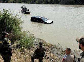 Persecución termina con patrulla sumergida en el río Bravo; delincuente cruza nadando a Nuevo Laredo