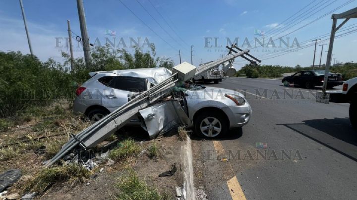 Israel pierde el control de su camioneta en la Carretera Antigua y un poste de la CFE le cae encima