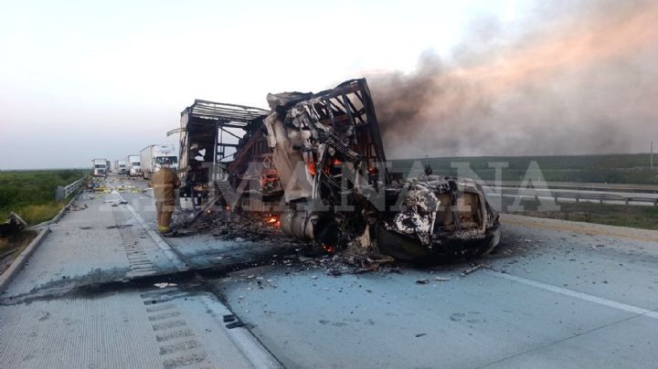 Choque entre tráiler y camión de paquetería desata incendio en autopista Monterrey-Nuevo Laredo