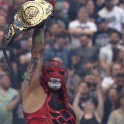 MOMENTO EXACTO en que Penta Zero Miedo retiene el Título Intercontinental en WrestleMania 42