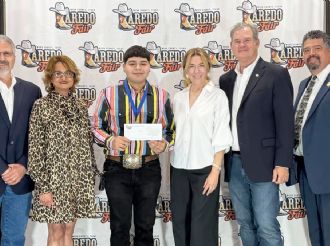 LIFE entrega 1.2 millones de dólares en becas para estudiantes de Laredo, Texas