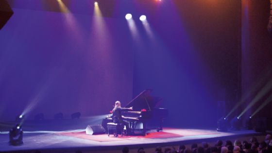 Raúl Di Blasio conquista el corazón de los neolaredeses en su concierto en la frontera