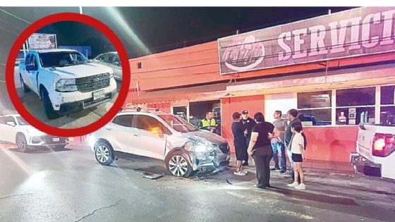 Borracho se mete en contra y choca de frente con camioneta en la colonia Palacios; mujer sale herida