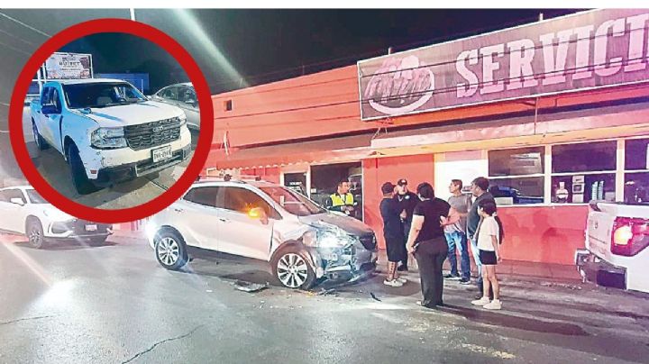 Borracho se mete en contra y choca de frente con camioneta en la colonia Palacios; mujer sale herida