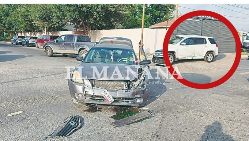 Mujeres al volante se dan con todo en Nuevo Laredo; sus vehículos quedaron muy dañados