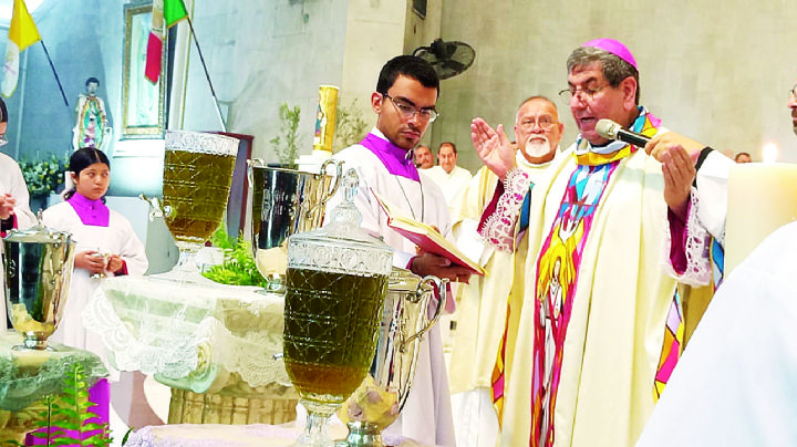Celebra Catedral del Espíritu Santo la Misa de los Óleos y la Consagración del Santo Crisma