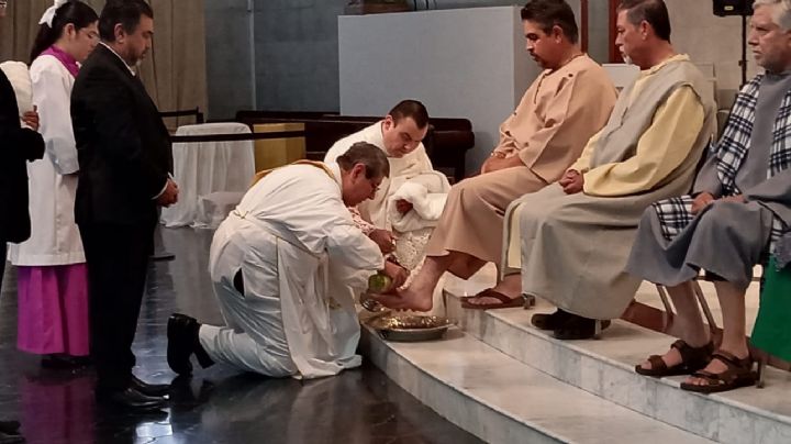 Nuevo Laredo vive el Lavado de Pies en Jueves Santo; Obispo encabeza ceremonia en la Catedral del Espíritu Santo