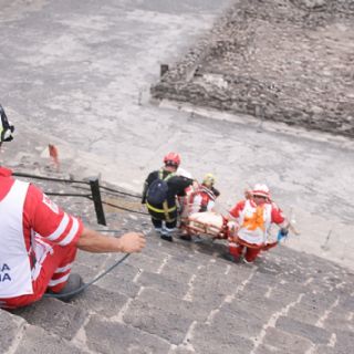 Víctimas en Teotihuacán eran extranjeras;  bajan de la pirámide con cadáver de canadiense | VIDEO