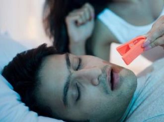 ¿Roncas por las noches? Estas son las causas y cómo puedes dejar de hacerlo