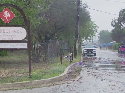San Antonio, Texas: se sostenía de una rama y rogaba ayuda… se lo lleva el agua en Salado Creek