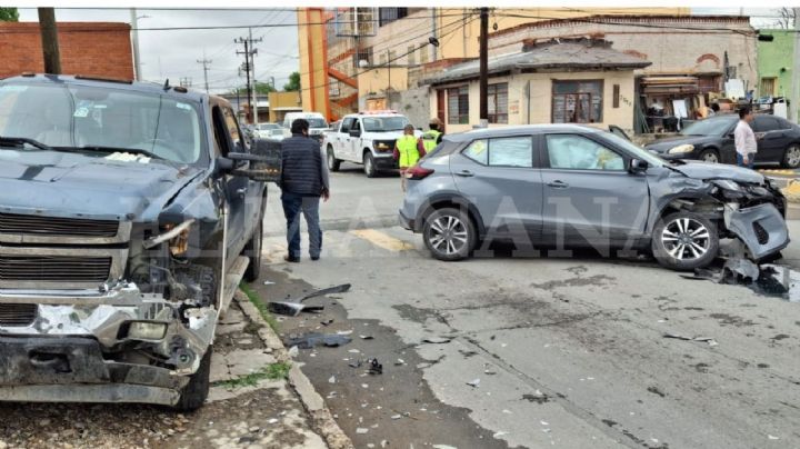 Mujer se estampa con Nissan por ir en videollamada en Nuevo Laredo; ignoró señal de alto