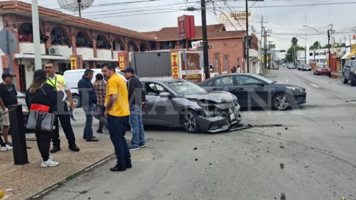 Conductor se pasa el rojo y provoca fuerte choque en Ocampo y Carranza; copiloto lo distrajo