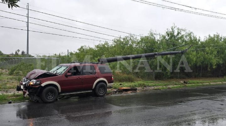 Camioneta Ford Explorer queda destrozada tras accidente en Bulevar Loma Real; conductor derribó poste