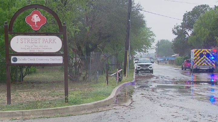 San Antonio, Texas: se sostenía de una rama y rogaba ayuda y nadie se la brindó… se lo lleva el agua en Salado Creek