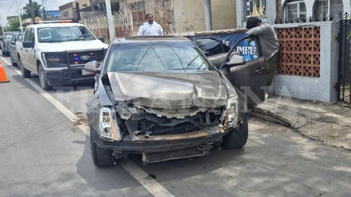 Fuerte choque entre Cadillac y Saturn moviliza a cuerpos de emergencia en Nuevo Laredo