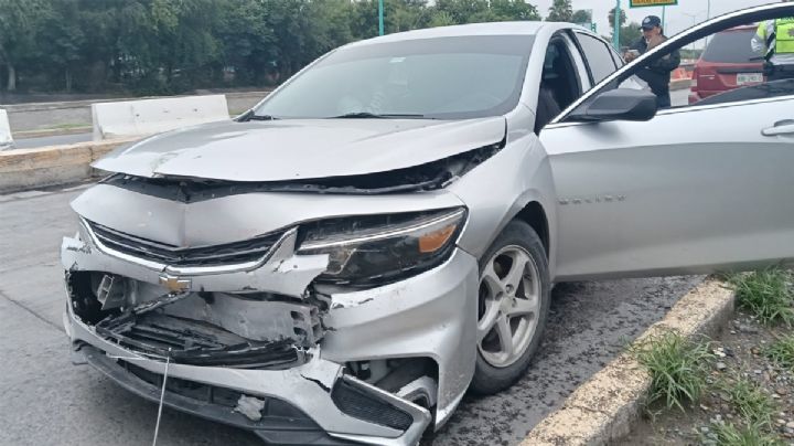 Por evitar chocar por alcance, mujer invade carril contrario y se estampa de frente con un Focus