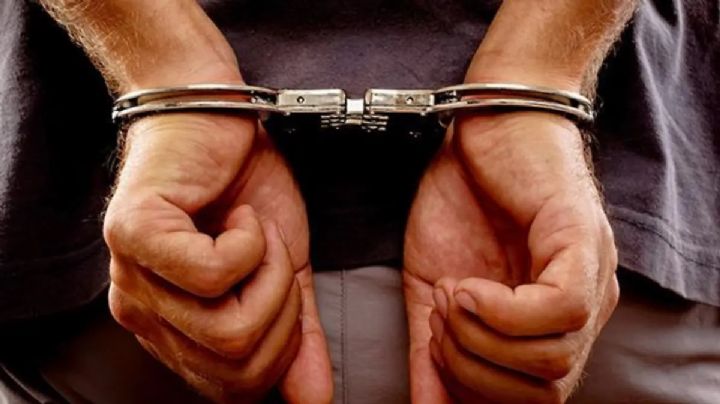 Arrestan a padre e hijo por disparar contra casa en Laredo; policía les encontró sustancias ilegales