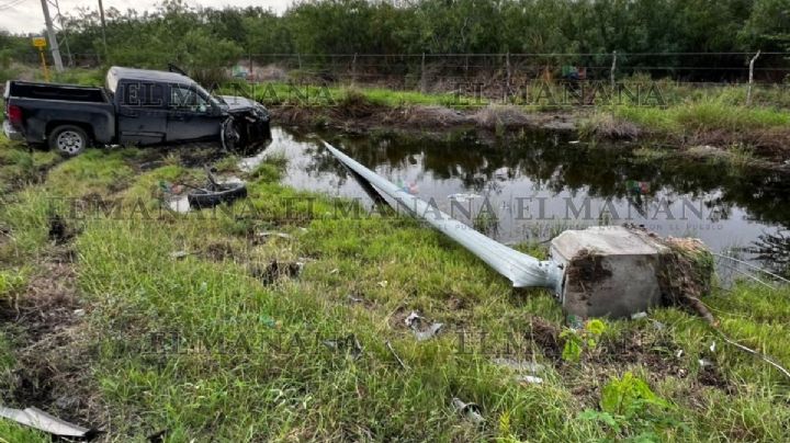 Vivo de milagro: joven sufre aparatoso accidente en Carretera a Anáhuac; su camioneta cae a 'laguna'