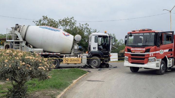 Mujer a bordo de su moto muere aplastada por una revolvedora en Cadereyta, Nuevo León