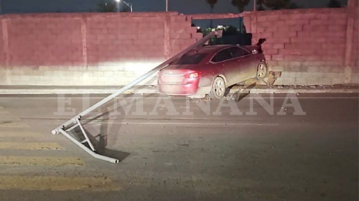 Conductor se estrella contra el tutelar y huye abandonando su vehículo dejando severos daños