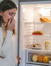 Foto descriptiva de: Esto puedes poner en tu refrigerador para eliminar el olor a cebolla y malos aromas