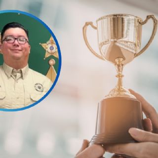 Héroe sin uniforme evita tragedia en Laredo; operador del 911 es premiado por salvar una vida