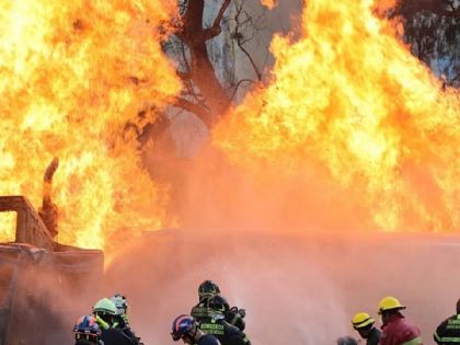 Camión pierde el control, explota y se vuelve una 'bola de fuego' en carretera