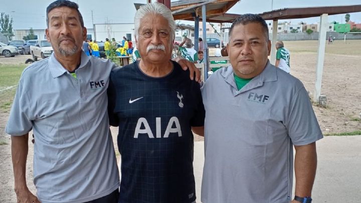 Reconoce José Luis 'Pato' Reyes a árbitros con jerseys en la Independiente Colosso Veteranos