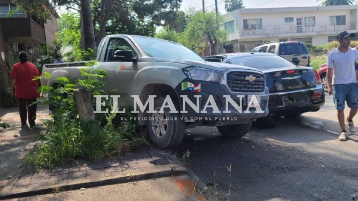 Camioneta se pasa el alto y es embestida aparatosamente por un Chrysler 300 en la colonia Jardín