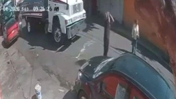 Disparan contra conductor de pipa por no ceder el paso; así cayó al asfalto tras la detonación | VIDEO