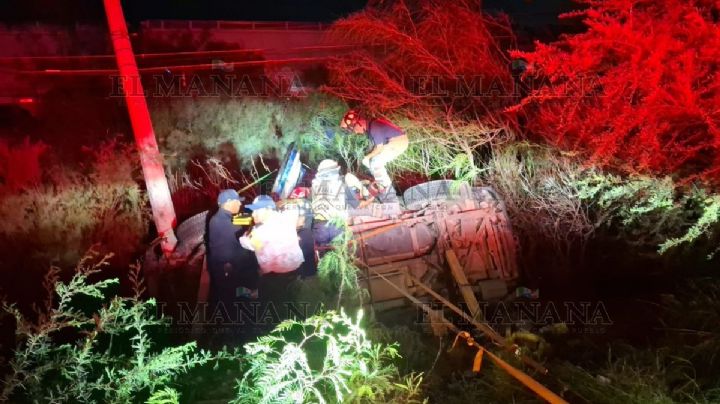 Nuevo Laredo: mujer vive de milagro tras aparatosa volcadura en la Carretera Anáhuac; cayó a un canal