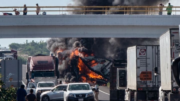 Se impacta camión sobre la Cuacnopalan-Oaxaca y termina calcinado; conductor murió entre las llamas | VIDEO