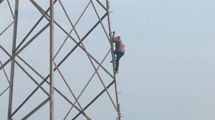 Abuelita 'desesperada' escala torre de alta tensión en Nuevo León; esto le habían hecho su hija y yerno | VIDEO