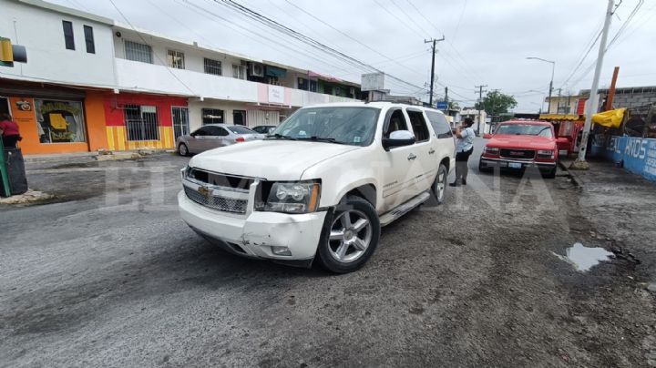 Mujer al volante provoca choque por no respetar alto en Nuevo Laredo; deja fuertes daños materiales