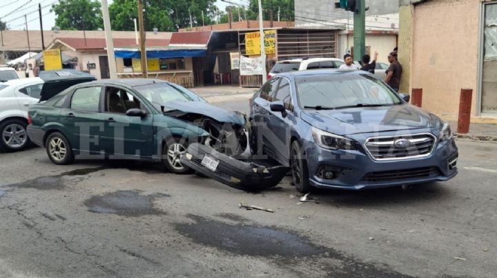Choque en la colonia Guerrero: Ambos conductores alegaron tener luz verde; ¿quién pasó en rojo?