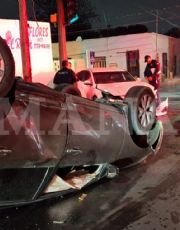 Foto descriptiva de: Choque con volcadura sacude madrugada en Nuevo Laredo; conductor ebrio se pasa luz roja