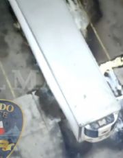 Foto descriptiva de: Humo en caja tráiler provoca operativo de bomberos en Laredo; autoridades analizan riesgo químico