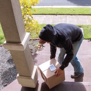 ‘Piratas del Porche’ acechan en Laredo y roban paquetes; Policía alerta por ola de robos en entregas