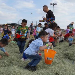 Cacería de canastas causa furor entre niños de Laredo; familias disfrutan fiesta de Pascua