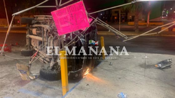 Fuerte choque en crucero de Nuevo Laredo termina con vehículo volcado