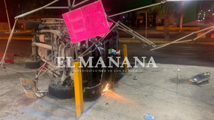 Brutal impacto entre vehículos termina en volcadura en Nuevo Laredo; hay una lesionada